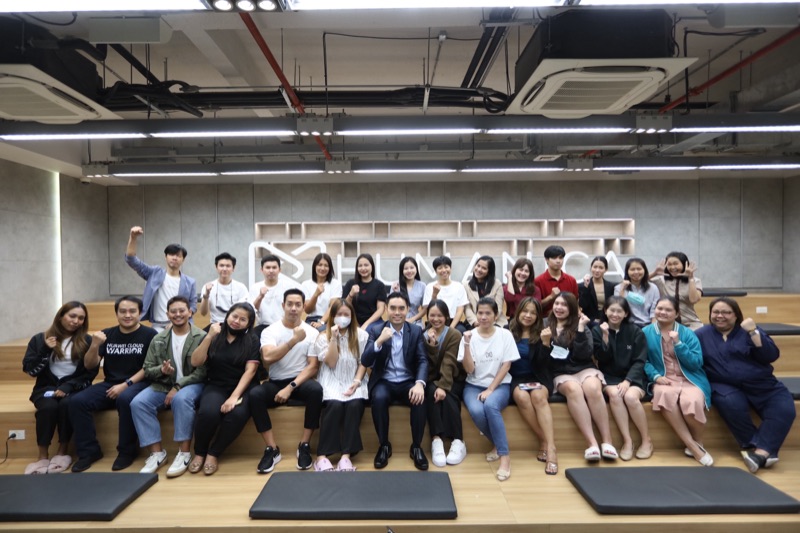 ภาพหมู่ผู้เข้าอบรมทีมงาน Humanica ร่วมกับอาจารย์โทนี่ในห้องอบรม