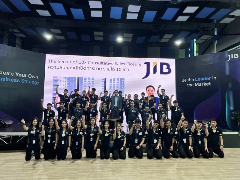ภาพหมู่ผู้เข้าอบรมทีมงาน JIB ร่วมกับอาจารย์โทนี่บนเวทีอบรม