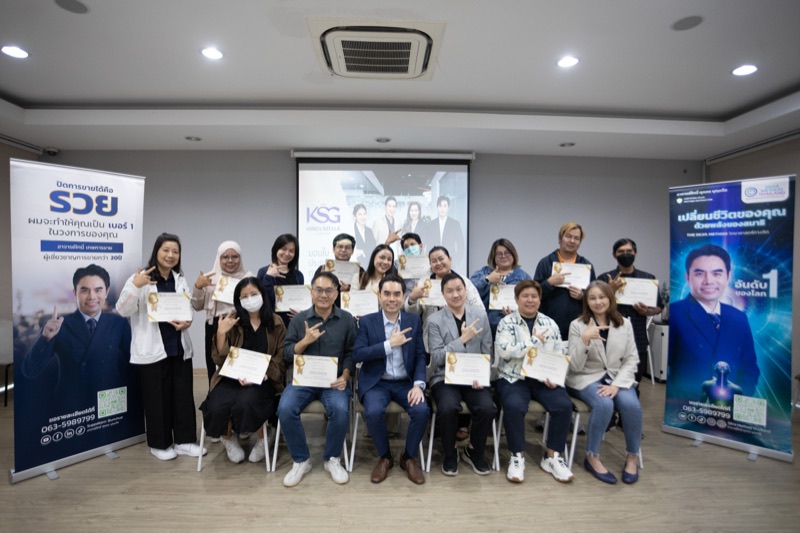 ภาพหมู่ผู้เข้าอบรมทีมงาน King's Stella Group ถือใบประกาศนียบัตรร่วมกับอาจารย์โทนี่