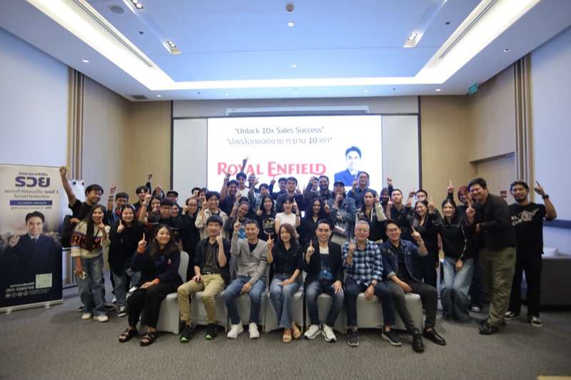 ภาพหมู่ผู้เข้าอบรมทีมงาน Royal Enfield ร่วมกับอาจารย์โทนี่ในห้องสัมมนา