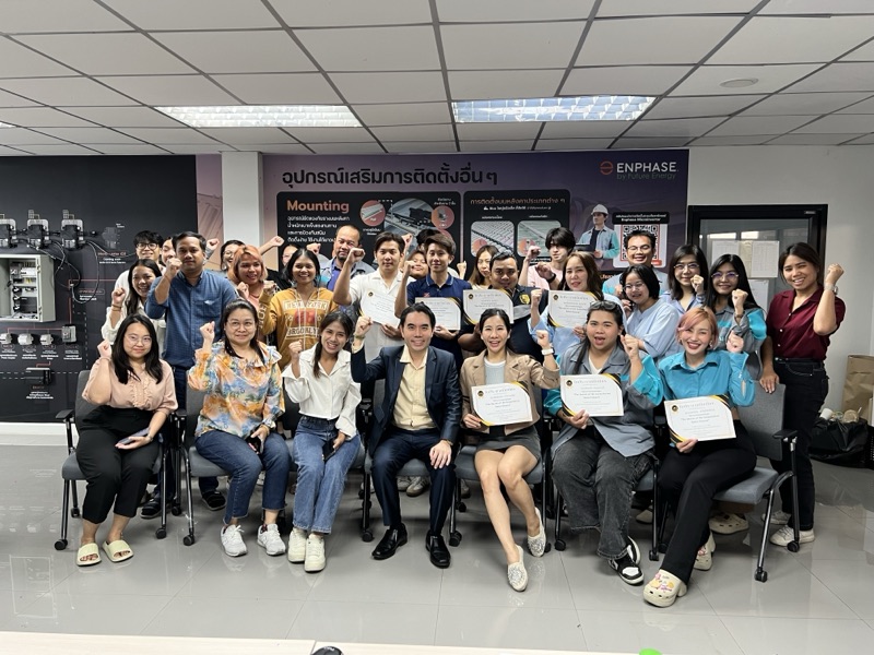 ภาพหมู่ผู้เข้าอบรมทีมงาน SCG Future Energy ถือใบประกาศนียบัตรร่วมกับอาจารย์โทนี่